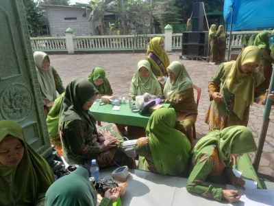 Pemeriksaan Kesehatan Warga Desa Trikarso Bersama Bidan dan Muslimat NU